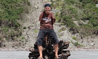 Auf dem T-Shirt steht Matze Lawins Lebensmotto: "Einfach mal glücklich sein". Den Weg zum Glücklich-Sein hat sich der heute 62-Jährige hart erkämpft. - Privat