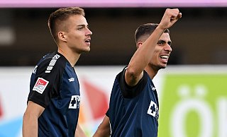 Koen Kostons reckt nach seinem 1:0-Führungstreffer die rechte Faust in die Höhe. Filip Bilbija (l.) hatte für die Vorarbeit gesorgt. - Imago Images