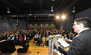 Der Kreisvorsitzende Oliver Vogt freute sich über die große Zahl an Gästen, die zum Neujahrsempfang der CDU Minden-Lübbecke in die Ilex-Halle nach Hüllhorst gekommen waren. - Joern Spreen-Ledebur