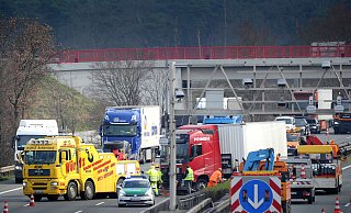 Auf der A2 in Gütersloh liefen am Dienstag Bergungsarbeiten. Am frühen Morgen war ein Lkw in die Mittelschutzplanke gefahren. - Andreas Fruecht
