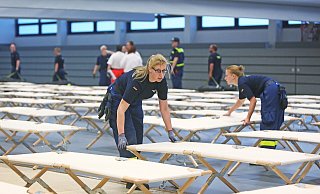 Ein Bild aus dem Jahr 2015, als die Bielefelder Großsporthalle schon einmal zur Notunterkunft wurde, weil Erstaufnahmen überlastet waren. - Sarah Jonek