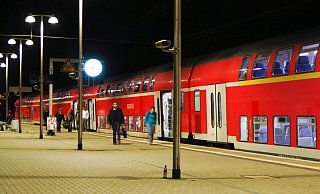 Die junge Frau traute ihren Augen kaum, als sich der Unbekannte vor sie setzte und zugriff. - Symbolfoto: picture alliance / JOKER