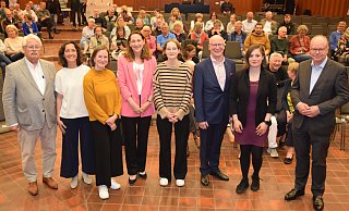 Nike Alkema, Leiterin der Akademie am Tönsberg (2. v. l.) und NW-Redakteur Gunter Held (3. v. r.) begrüßen in der Aula (v. l.) Elmar Brok, Chiara Johannesmeier, Kerstin Bartsch, Lina Kindsgrab, Julia Eisentraut und Jörg Schillinger. - Karin Prignitz Nike Alkema, Leiterin der Akademie am Tönsberg (2. v. l.) und NW-Redakteur Gunter Held (3. v. r.) begrüßen in der Aula (v. l.) Elmar Brok, Chiara Johannesmeier, Kerstin Bartsch, Lina Kindsgrab, Julia Eisentraut und Jörg Schillinger. - Karin Prignitz