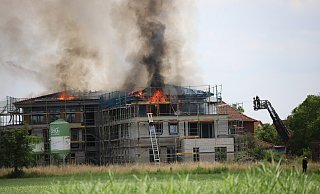 Ein Neubau in Borgholzhausen stand am Montagmittag in Flammen. - Laura Janzen