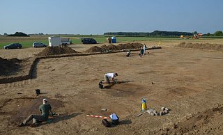 Ein Überblick über die Ausgrabungen: Die dunklen Verfärbungen verraten die Lage der entdeckten Bestattungen. - LWL-AfWL/M. Hahne