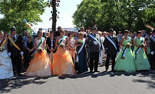 Der Thron des Schützenvereins Nienhagen um Schützenkönig Dennis Jorczick (vorne, 2. v. l.) beim bislang letzten Schützenfest vor drei Jahren. - Schützenverein Nienhagen