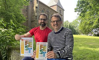 Die beiden Organisatoren Mark Kellermeier (l.) und Gerald Labitzke halten das druckfrische Programmheft für das Dorffestival in Volmerdingsen am kommenden Sonntag in den Händen. - Elke Niedringhaus-Haasper