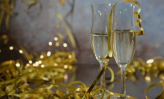 Ob mit oder ohne Alkohol: Das Anstoßen zu Mitternacht gehört für viele Menschen zu Silvester dazu. - Pixabay (Symbolbild)