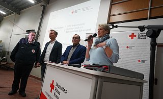 Sven Kampeter, Rocco Wilken, Siegfried Lux und Susanne Rutenkröger richteten das Wort an die vielen Helfer. - Gerald Dunkel