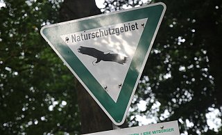 An der Hiddenhausener Straße wird immer wieder Müll im Naturschutzgebiet abgeladen. Die Täter entfernen dafür sogar immer wieder die dort aufgestellten Abgrenzungen. - Jan-Henrik Gerdener