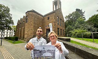 Cornelia Lack und Alireza Fathollahzadeh Gharabaei starten mit der ersten Stadtführung in einfacher Sprache vor der Auferstehungskirche. - Nicole Sielermann