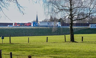 Quer durch Ummeln führt die Trasse der A33. Wegen einer großen Lücke in der Lärmschutzwand ist der er Krach in der der Siedlung Am Heidekämpken stärker zu hören. - Andreas Zobe