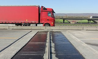 Problemfuge: Jede zweite Fuge auf der Weserflutbrücke der Autobahn 2 in Fahrtrichtung Hannover musste erneuert werden. Der Polyflex-Belag hat nicht gehalten. - Ulf Hanke