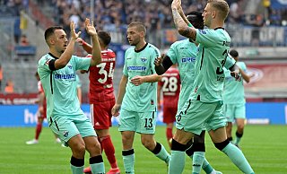 Felix Platte (r.), bejubelt hier mit Julian Justvan seinen Treffer beim Gastspiel in Düsseldorf. Auch die Offensivkollegen Robert Leipertz (hinten) und Sirlord Conteh (verdeckt) freuen sich. - IMAGO/Ulrich Hufnagel