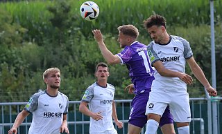 Luftkampf: Rödinghausens Dino Bajric (r.) geht ins Kopfballduell mit Osnabrücks Jannes Wulff. - N.Gessat