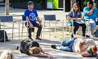 Die Obdachlosen zeigen beim Theaterstück Teile ihres Lebens. - Mike-Dennis Mller / www.mdm.photo