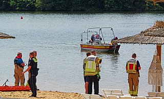 Vom Ufer des Badestrandes aus wird die Suche am Salitos Beach des Lippesees koordiniert. Die junge Frau kann nur noch tot geborgen werden. - Ralph Meyer