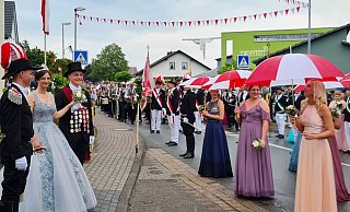 Nach vier Jahren der Vorfreude durfte das Jungschützenkönigspaar Fabian Ridder und Stefanie Pipiale seine Regentschaft endlich im Festmarsch glanzvoll präsentieren. - Katharina Maria Grote