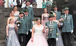 Das Königspaar Markus und Johanna Frewer (vorn, Mitte), umrahmt von seinem Hofstaat beim Schützenfest in Bellersen. - Josef Köhne