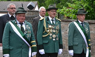 König Wilfried Rüthers und seine Offiziere Franz Versen und Michael Fischer mussten in diesem Jahr krankheitsbedingt leider auf die Damen an ihrer Seite verzichten. - Silke Riethmüller