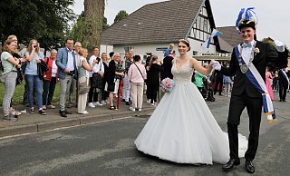 Mit viel Applaus bedacht: Marvin Dirks und Pia Stickeln sind die jungen Regenten in Hohenwepel. - Simone Flörke
