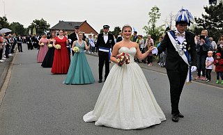 Das junge Königspaar Celine Wolf und Paul Löseke stand mit seinem Hofstaat im Mittelpunkt und bekam viel Beifall. - Simone Flörke
