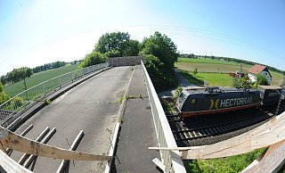 Die marode Bahnbrücke "In den Wiesen" in Drohne führte über die Bahnstrecke Hamburg-Ruhrgebiet und wurde 2022 abgerissen. Zuletzt war das Betreten des Bauwerks nicht mehr möglich, es war mit Holzwänden versperrt. - Joern Spreen-Ledebur