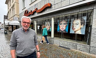 Hans-Jürgen Kesting stellt seine Bilder im ehemaligen Friseursalon Schuster an der Eschstraße aus. - Katharina Eisele