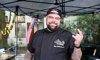 Ein Bild aus besseren Tagen: Timo Hinkelmann bei seiner Leidenschaft - dem Kochen. - Frank-Michael Kiel-Steinkamp