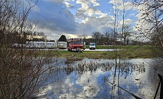 In Rahden drohten diese Wohnmobile im Wasser zu versinken. Ein übergelaufener Seitengraben wurde von der örtlichen Feuerwehr entlastet. - Feuerwehr Rahden