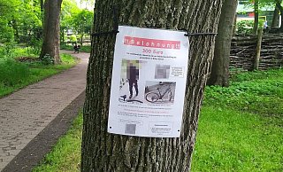 Nur kurz hing das private Fahndungsplakat. Die Darstellung eines mutmaßlichen Täters darauf war unzulässig. - privat
