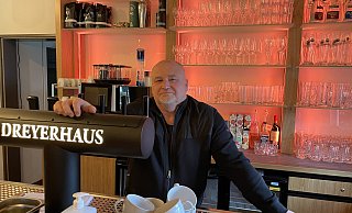 Jarek Ciszewski bereitet gerade alles für die Wiedereröffnung vor. Das eigene Restaurant war schon lange sein Traum - nun gibt er ihm eine zweite Chance. - Tasja Klusmeyer