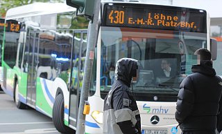 Zwei junge Männer schauen aus sicherer Entfernung einem Polizeieinsatz am Zentralen Omnibusbahnhof (ZOB) zu. - Ulf Hanke
