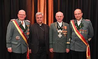Oberst Thomas Spieker (v. l.), Erzbischof Udo Markus Bentz, Schützenkönig Bernfried Kaup und Maspern-Hauptmann Hubert Salmen bei der festlichen Veranstaltung. - Ulrich Petzold (PBSV)