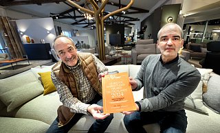 Volker (l.) und Uwe Grett mit der aktuellen Auszeichnung. Ihr Einrichtungshaus zählt zu den besten in ganz Deutschland. - Andreas Frücht