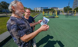 Andreas Kämper steht zusammen mit NW-Redakteur Stefan Brams auf dem ehemaligen Basketballfeld des Kesselbrinks. - Andreas Zobe