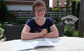 Emma van der Velde hat die Schulzeit hinter sich. Die fast 17-Jährige, die mit dem Downsyndrom geboren wurde, wird nach den Sommerfiern eine Förderschule besuchen müssen. - Nicole Bliesener