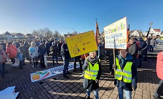 In Warburg versammeln sich zahlreiche Teilnehmer zum Demonstrationszug und zur Kundgebung auf dem Schützenplatz. - Simone Flörke