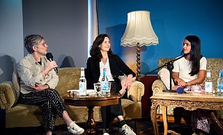 Bundestagsabgeordnete Britta Haßelmann diskutiert mit der EU-Politikerin Alexandra Geese und der ehemaligen Staatssekräterin Sawsan Chebli über Hassrede und Desinformation im Netz. - Michaela Heinze