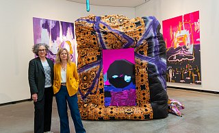 Marta-Direktorin Kathleen Rahn und Kunsthallen-Direktorin Christina Végh vor einer Arbeit des Duos Mukenge / Schellhammer im Marta. Das Duo entwickelt digitale Malerein in der „Augmented Reality“. Daraus entstehen Videos und schließlich wieder Gemälde an der Wand. - Ralf Bittner