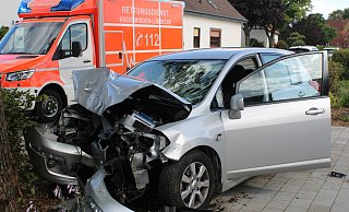 Das Auto wurde erheblich beschädigt. Es wurde von einem Fahranfänger gefahren. - Polizei Minden-Lübbecke