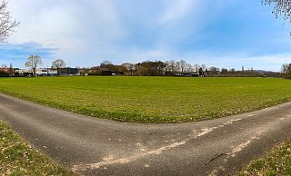 Der riesige Acker zwischen der Senner Straße und dem Nordfeldweg ist für die Ansiedlung von Gewerbe schon 2019 gekauft worden. - © Andreas Zobe