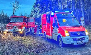 Mit einem Unimog gelang den Einsatzkräften der Feuerwehr die Bergung des Spaziergängers. - Feuerwehr Brakel