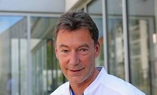 Jens Völker ist ärztliche Direktor und Chefarzt der Klinik für Innere Medizin, Kardiologie und Intensivmedizin am Mathilden-Hospital. Er wechselt ans Lukas-Krankenhaus Bünde. - Frank-Michael Kiel-Steinkamp