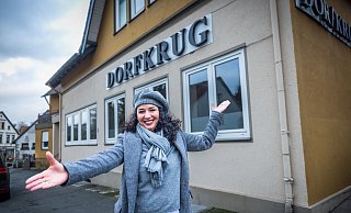 Neues Leben im alten Dorfkrug: Nadja Relin hat dort jetzt einen Treffpunkt geschaffen, an dem Menschen ihre Fähigkeiten und Leidenschaften einbringen und etwas Nützliches machen können. - Sarah Jonek Fotografie