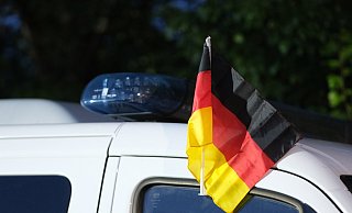 Die Beamten der nordrhein-westfälischen Polizei dürfen weiter keine Deutschlandflaggen anbringen – die Bundespolizei hingegen schon. - picture alliance/dpa