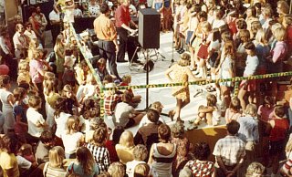 Der Jugendchor Sundern gab 1973 ein umjubeltes Konzert auf einer improvisierten Bühne. - Sammlung Pro Herford