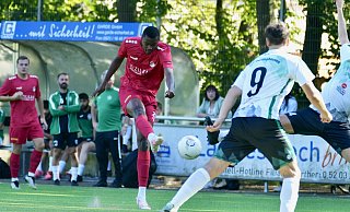 Theesens Soufian Kaba (l.) erzielte gegen den TSV Oerlinghausen zwei der sechs VfL-Treffer. - Peter Unger