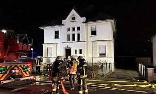 Einsatzkräfte der Berufsfeuerwehr sind am Montagabend zu einem Brand in einem leer stehenden Haus in Gütersloh gerufen worden. - Thorsten Heß