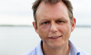 Der gebürtige Bielefelder Wolfram Gössling ist zwei Mal an Krebs erkrankt und hat seine Geschichte aufgeschrieben. - Fabian Zapatka/laif